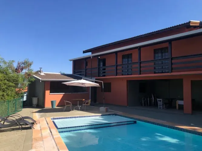 Linda chácara com piscina, 5 quartos, incluindo 3 suítes no bairro Monterrey, Louveira - S