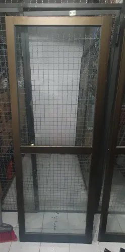 Porta em alumínio bronze.