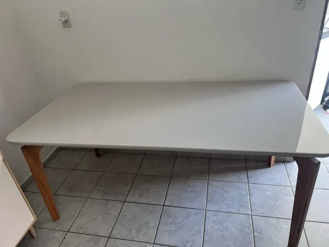 Mesa em Madeira e tampo vidro