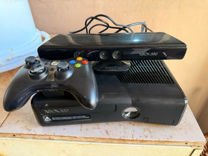XBOX 360 com kinect e controle + 2 jogos originais (Usado Poucas VEZES)