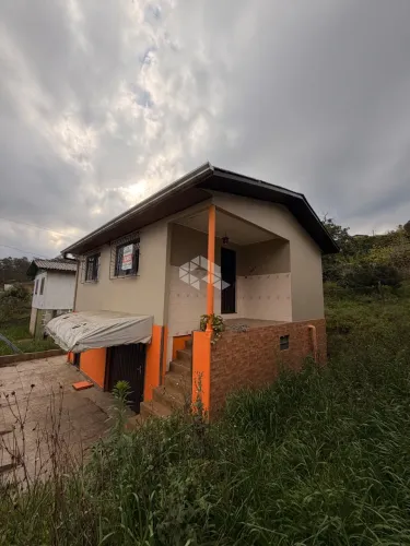 Casa com pátio no bairro Desvio Rizzo