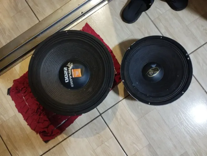 Auto falante Eros 12 plgds 550 rms e um oversound 15 polegadas tá a algum tempo parado