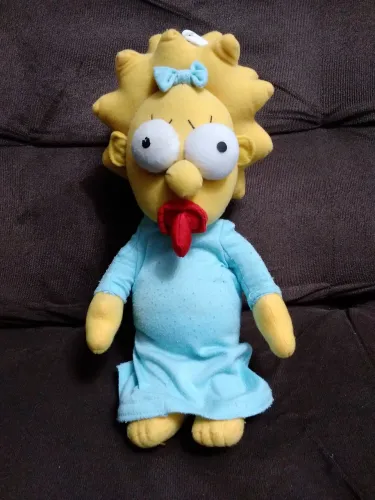 cade pelúcia Maggie Simpson com pequenos detalhes 