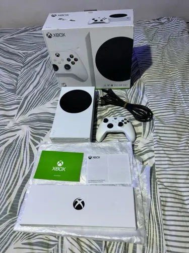Xbox Séries S com Caixa e Manual