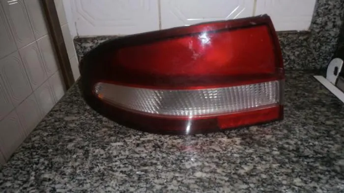 Lanterna traseira esquerda omega australiano 1999