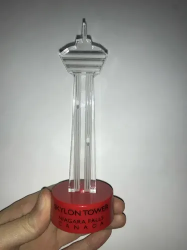 Miniatura torre skylon Canada Niagara Falls que acende e muda da de cor