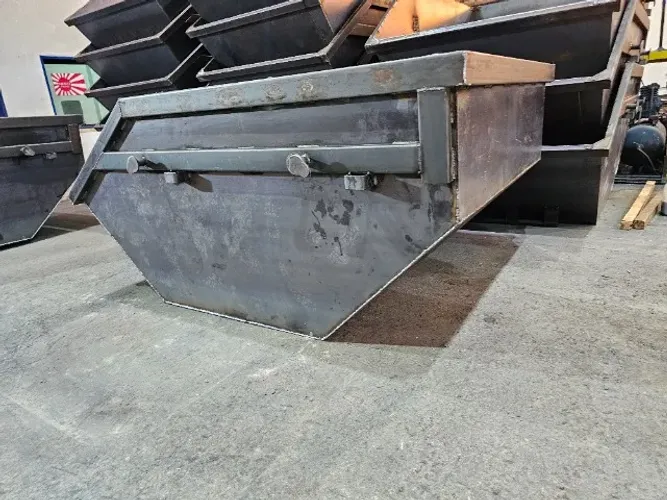 CAÇAMBA DE 4 METROS PARA ENTULHO - POLIGUINDASTE