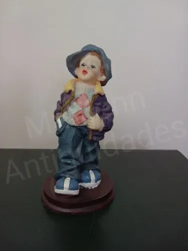 Estatueta de garoto, em resina - 12,5cm de altura