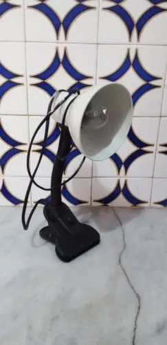 Luminária de Mesa com Clip - Ideal para Estudo e Trabalho