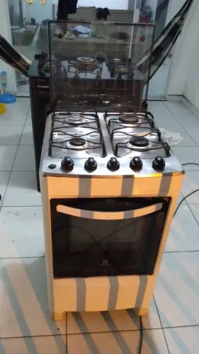 Fogão 4 Bocas com Forno nao e automático pelo fósforo ou esqueiro 