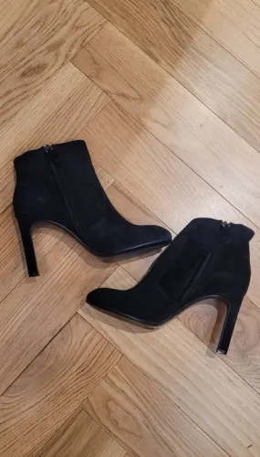 Botas de cano curto em camurça preta