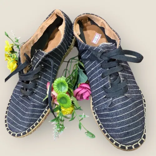 Tênis Fem. 35 - Keds + alpargata jeans listr. R$ 22 cada (2 pares por R$ 38)