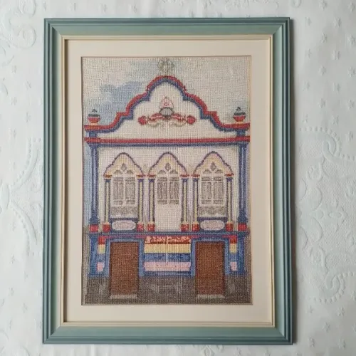 Quadro artesanal bordado á mão em ponto cruz tema Casa colonial