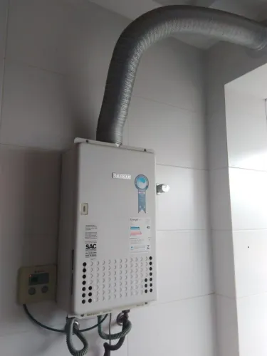 Só hoje - SUPER OFERTA. Aquecedor de água a gás.Bosch com capacidade para 4 duchas.