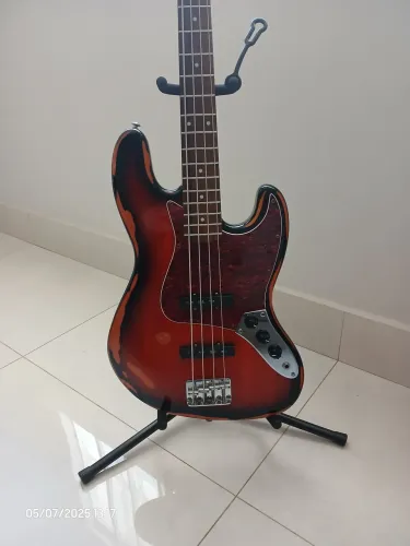 Baixo Fender Squier Jazz Bass Sunburst