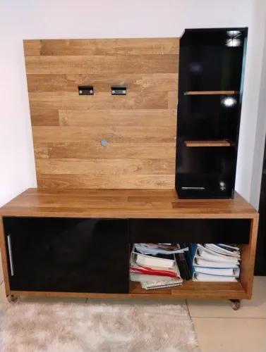 Rack para TV com Painel em Madeira e Nicho