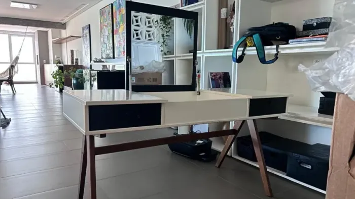  Escrivaninha / Penteadeira com Espelho - R$ 950,00 