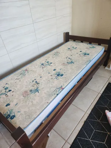 Cama de solteiro com colchão floral