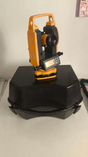 Teodolito Digital CST/Berger DGT10 com Tripé e Mira- Estado de Novo