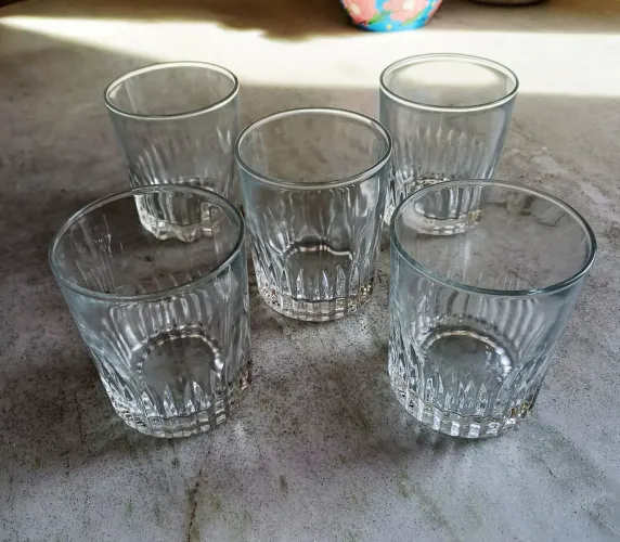 Conjunto contendo 5 copos de vidro Duralex