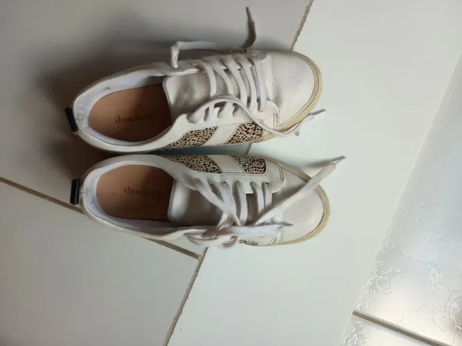 Tênis branco com detalhes em animal print em 100% couro shoestock tamanho 35