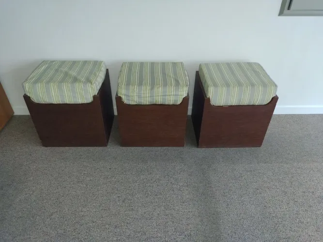 Bancos recepção, madeira, com fundo falso, 3u.