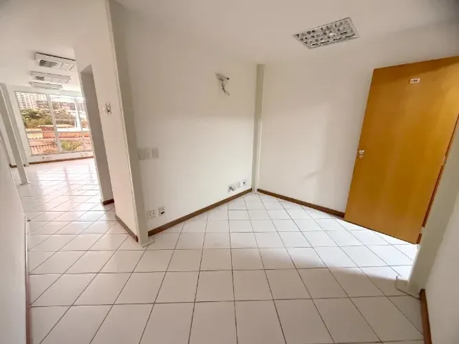 Alugo Sala Comercial Reformada em Santa Lúcia com 64m² e 1 Vaga - R$ 1.500,00