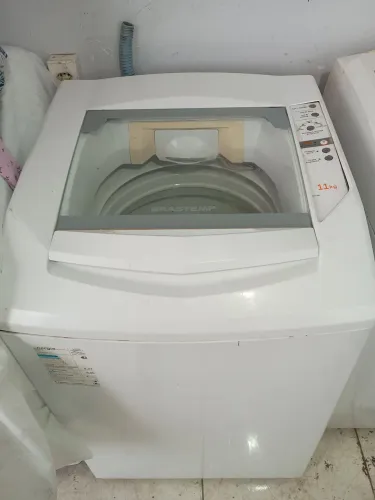 Vendo  máquina de lavar roupas toda revisada e com garantia.