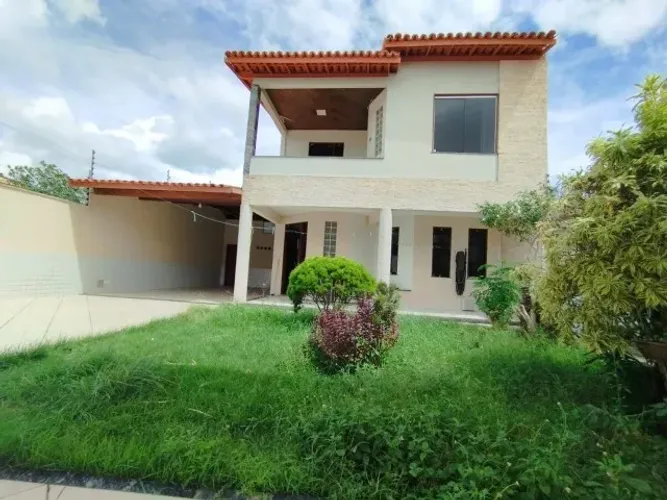 Excelente casa 4/4 sendo 4 suítes, Próximo Centro da Cidade.
