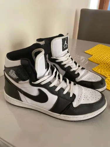 Tênis Nike Air Jordan 1 Mid Preto e Branco