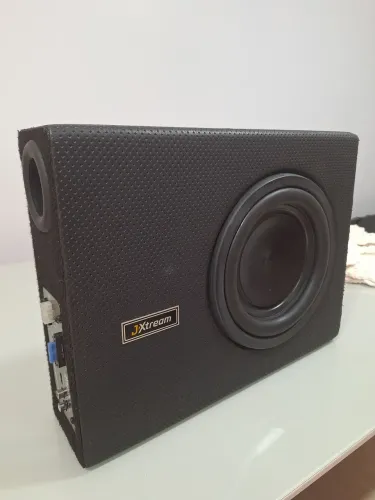 Placa de conexão de um amplificador digital automotivo JXtream JX 1.200 CSL Classe D.