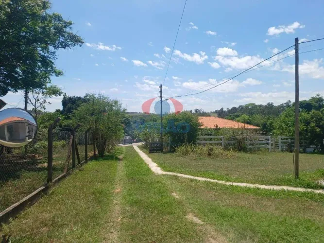 Sitio com 26.000 m2 com 05 casas e lago de pesca de 1800 m2 a venda na região do Vale do S