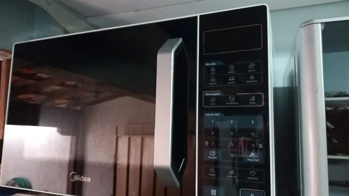 Micro ondas Midea 34 litros semi novo.
