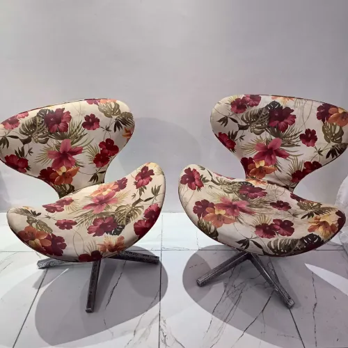 Cadeiras decorativas com estampa floral