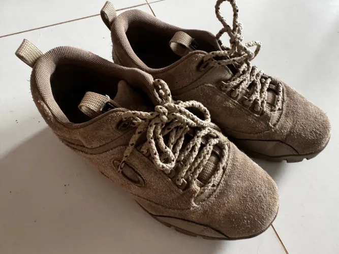 Bota Oakley Modock Low 3.0 edição limitada