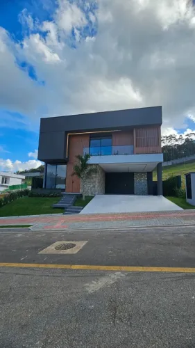 OPORTUNIDADE CASA NOVA DE ALTO PADRÃO EM CONDOMÍNIO FECHADO NÃO PERCA EXCELENTE OPORTUNIDA