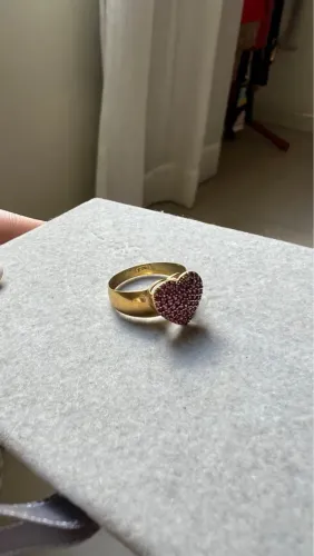 Anel de ouro com coração cravejado de pedras