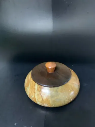 Pote em Pedra Sabão com tampa de madeira  
