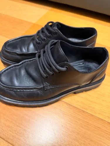 Sapato de couro moderno