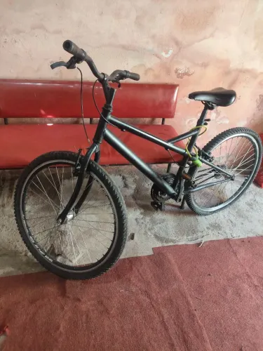 Bicicleta aro 28 com calha aérea, rolamentos em cubos de alumínio por apenas 450 reais.