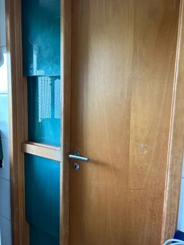 Porta em madeira com lateral em vidro