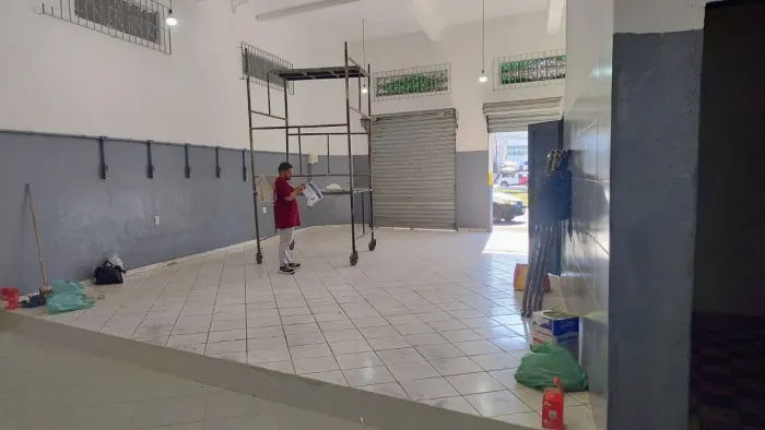 Loja de 140mt na Avenida Carlos Lindemberg, em frente a Nissan com escritório e banheiros 