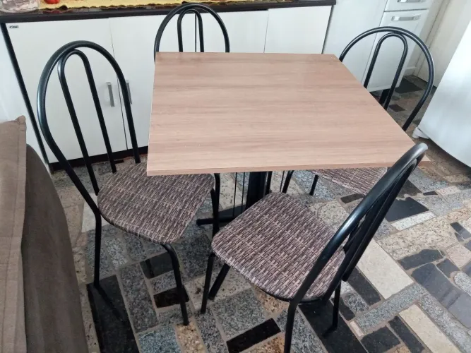 Mesa 80x80 na cor amadeirado com 4 cadeiras