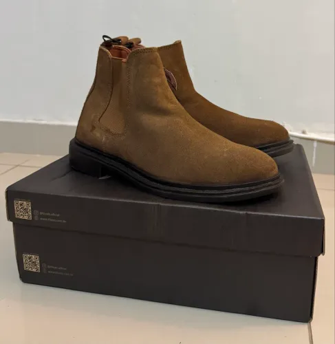 BOTA CHELSEA EM COURO CAMURÇA COM CANO CURTO