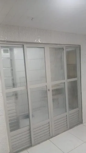 Vendo uma porta de vidro semi novo .medidas 2× 2,10 mtssem avarias zap *