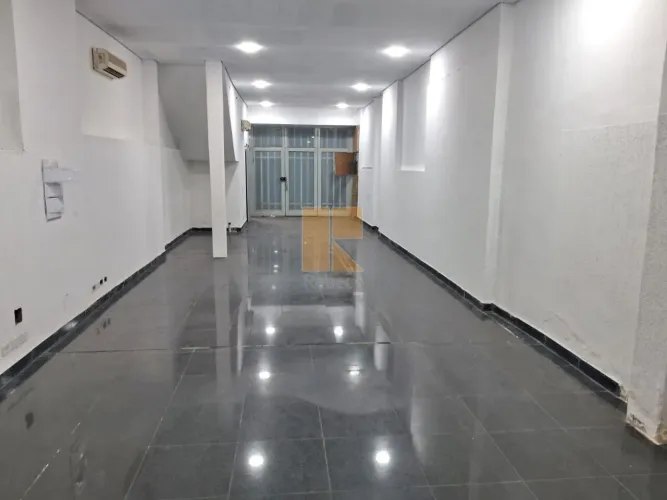 Prédio comercial totalmente reformado com vão livre