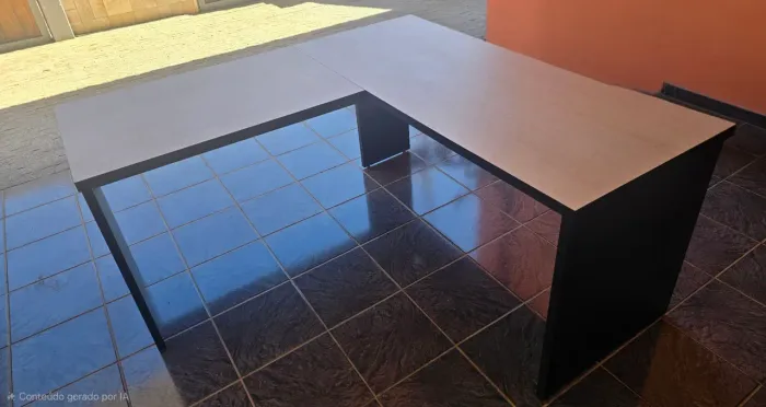 Mesa de escritório em L