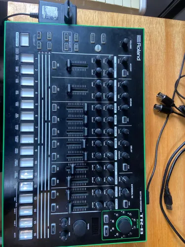 Drum machine Roland TR-8