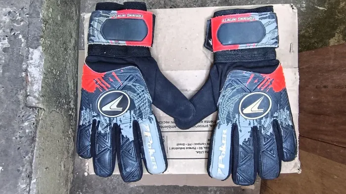 Luvas de Goleiro Poker