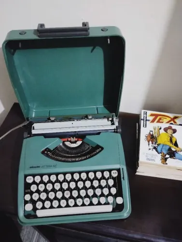 Máquina de escrever Olivetti lettera 82